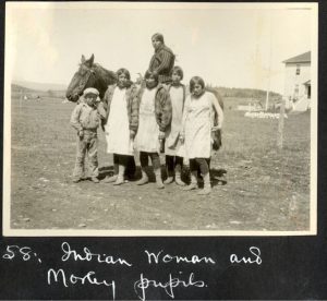 儿童站在土著人面前坐在马上标题下读到印度女性和Morley学生