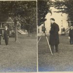 一个人站在摄像头旁三脚架另二人站在一起远离摄影师户外草林和建筑距离可见