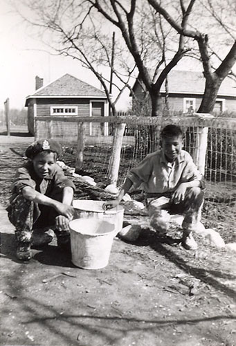 完成白刷栅栏的两个男孩FileHills印第安寄宿学校