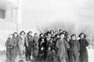 一群儿童与青年站起坐在圆湖寄宿学校外