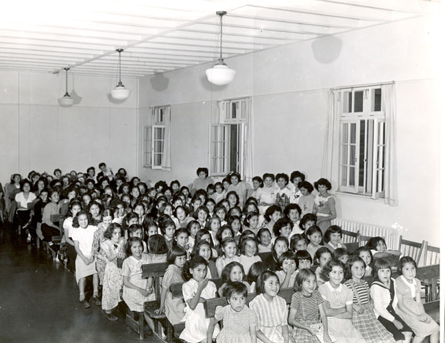 Alberni印第安寄宿学校大会厅中的女孩,circa 1960