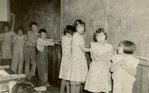 八个孩子站在黑板上转面摄像头