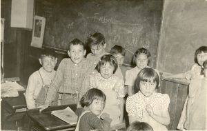 孩子们在黑板前的办公桌