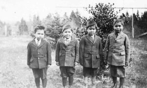 4名西装男孩 Alberni印第安寄宿学校
