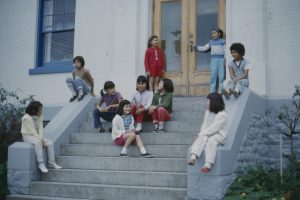 一组儿童坐在前台聊天