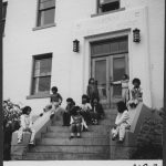 一群儿童坐在前台前门 Alberni寄宿学校刻上刻