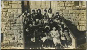 儿童坐在红鹿工学院阶梯